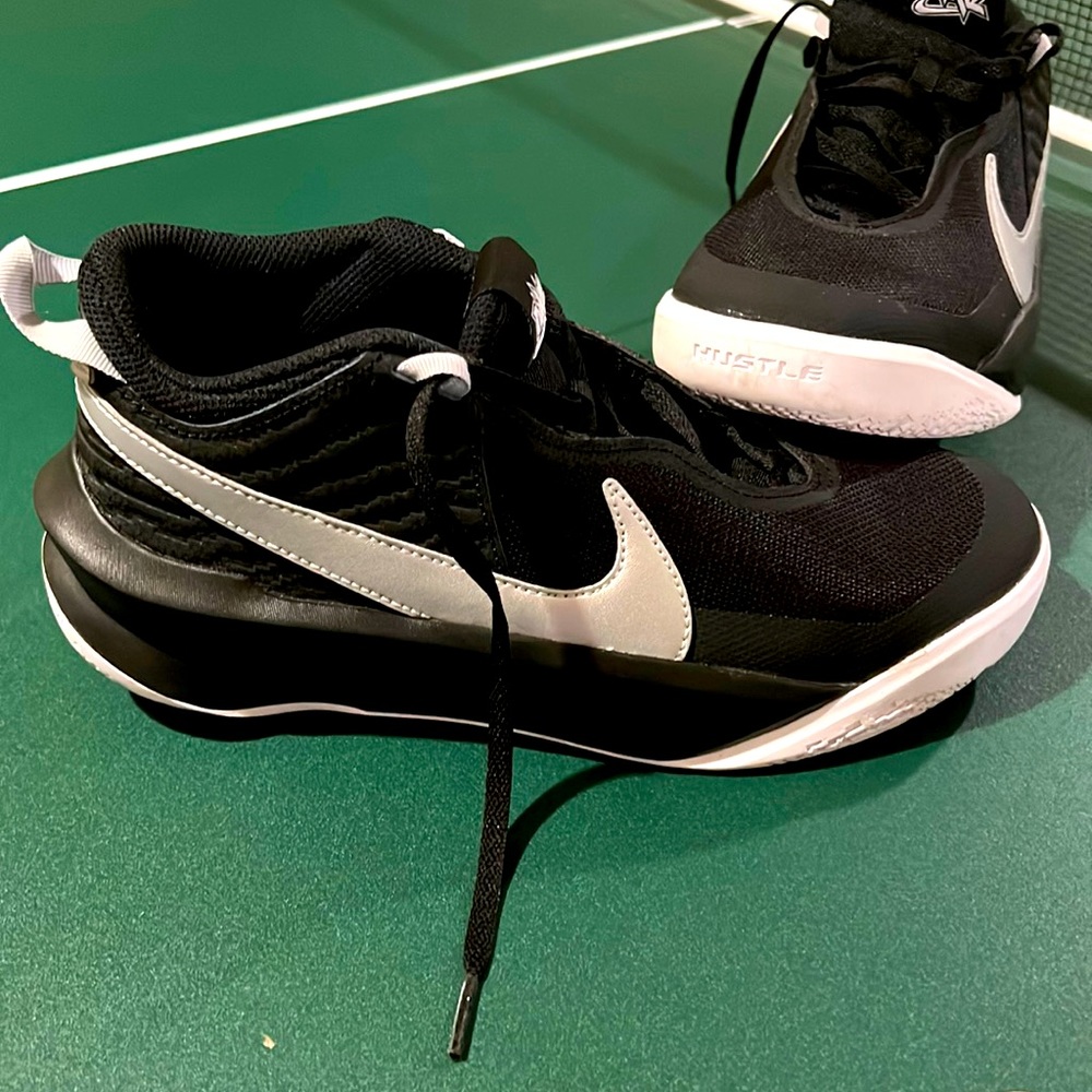 Nike youth hustle basketball shoes